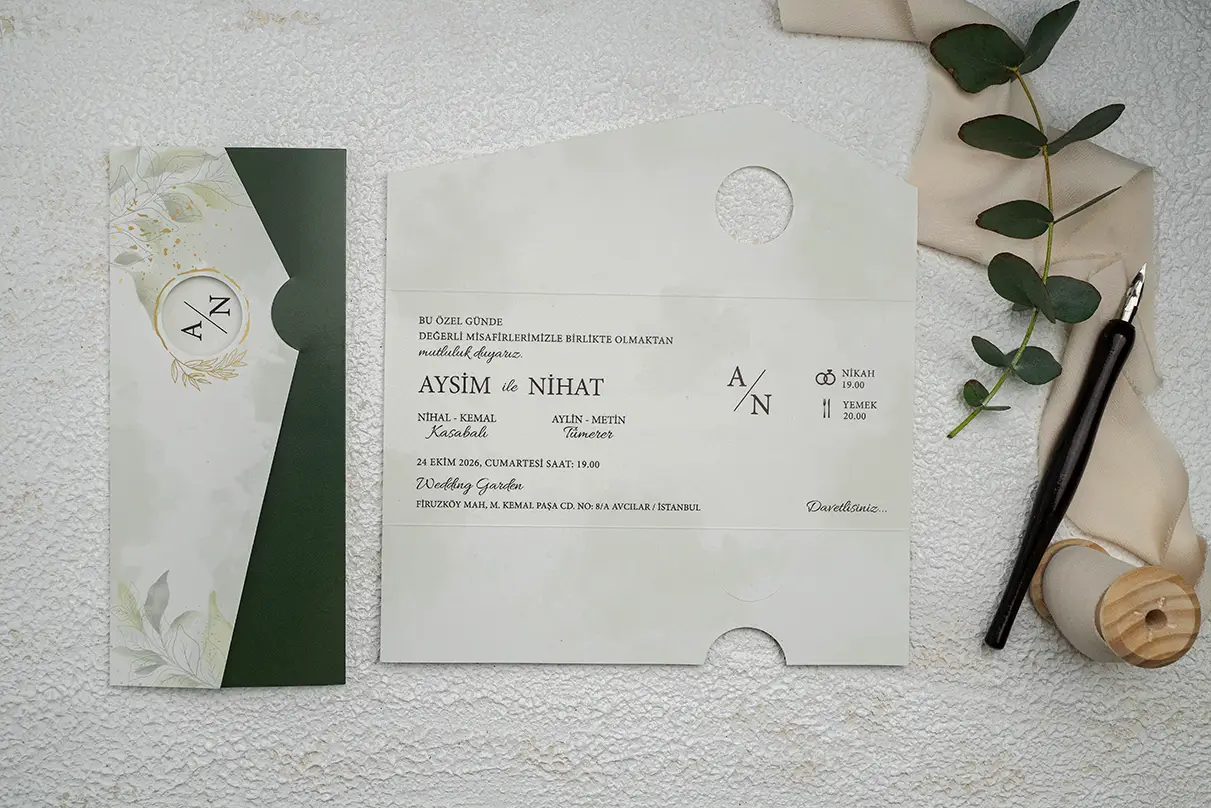 Koyu yeşil asimetrik katlamalı, yuvarlak pencereli ve altın varak detaylı botanik düğün davetiyesi